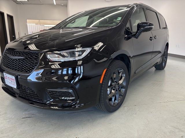 New 2026 Chrysler Pacifica Limited w/ S Appearance Package image 3