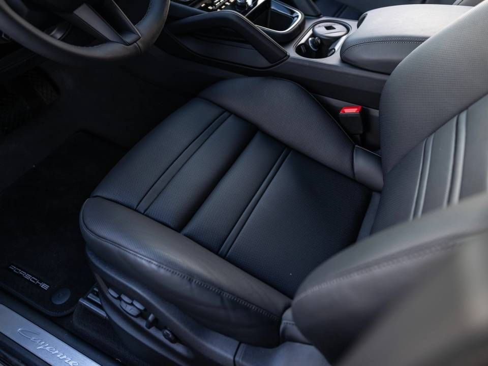Certified 2026 Porsche Cayenne Coupe AWD/4WD image 33