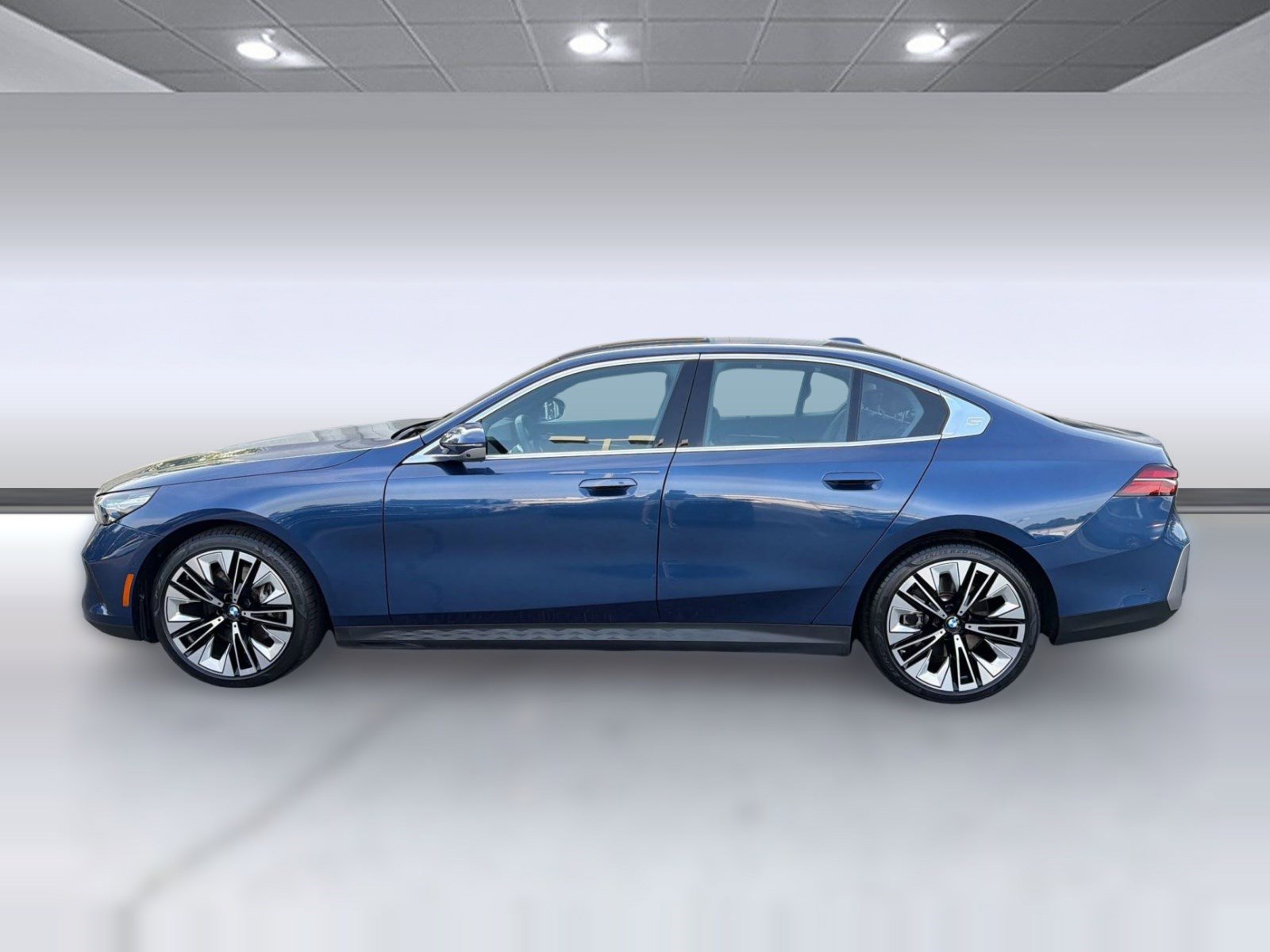 Certified 2025 BMW 540i xDrive AWD/4WD image 2