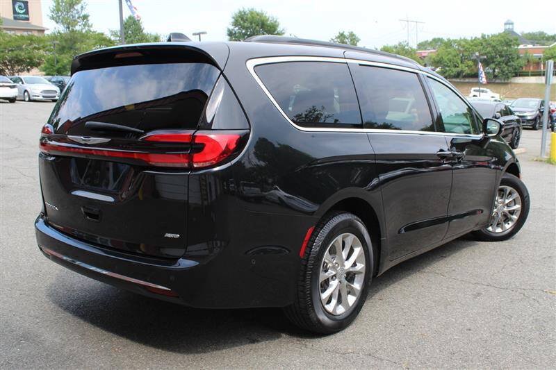Used 2022 Chrysler Pacifica Touring-L w/ Uconnect Theater Family Group AWD/4WD image 5