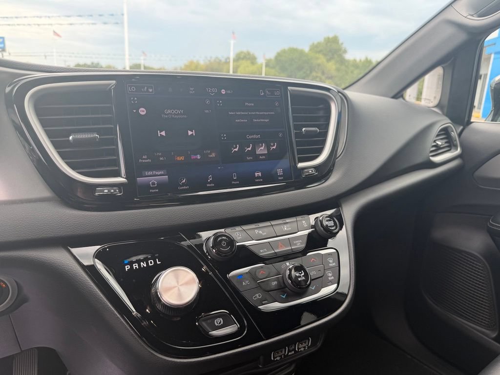 Used 2025 Chrysler Pacifica Select FWD image 10