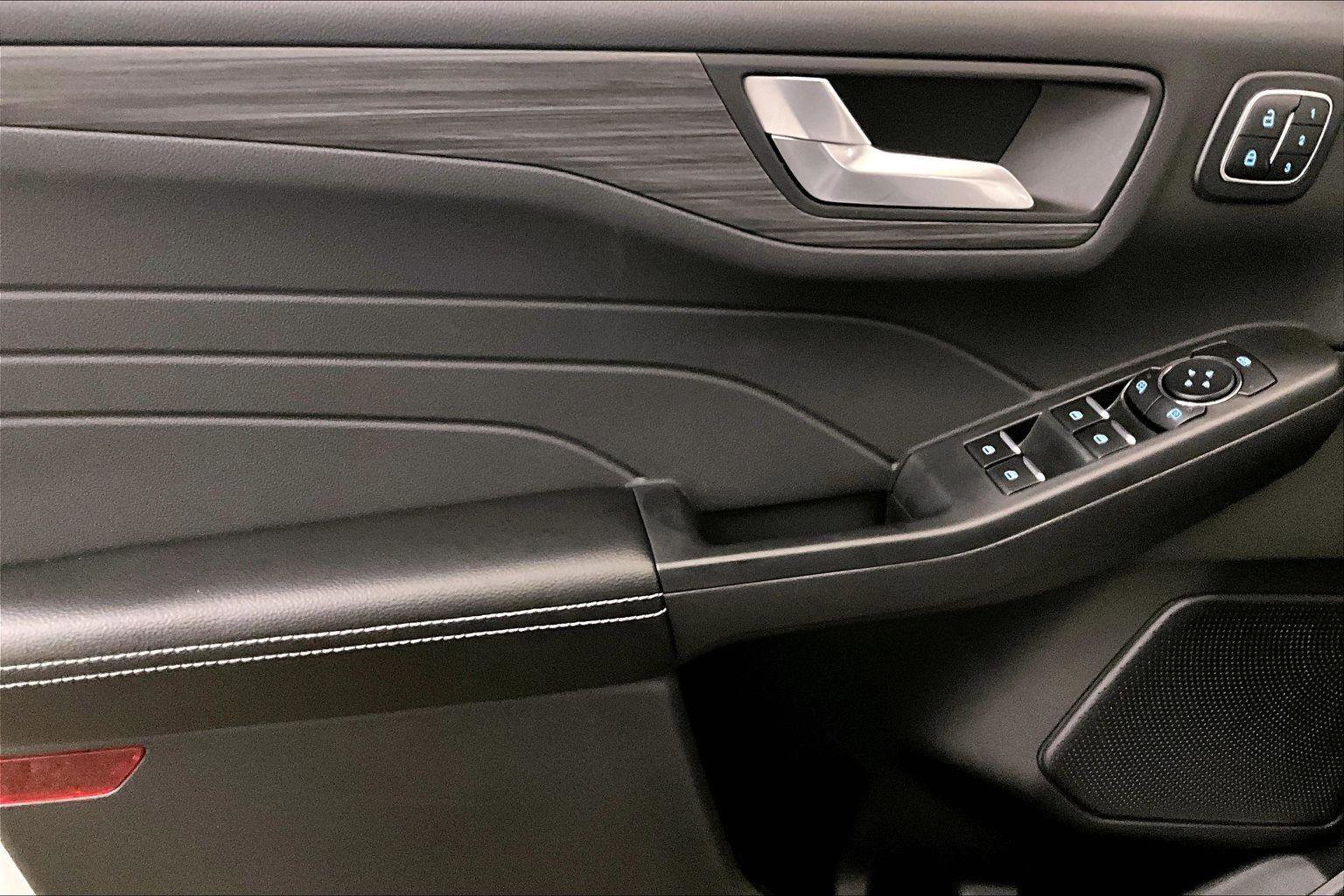 Used 2025 Ford Escape SE w/ PHEV Premium Package image 22