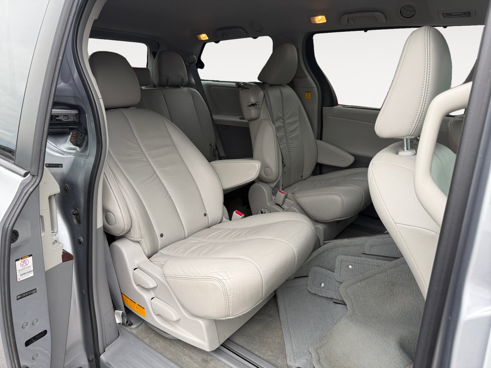 Used 2012 Toyota Sienna XLE FWD image 18