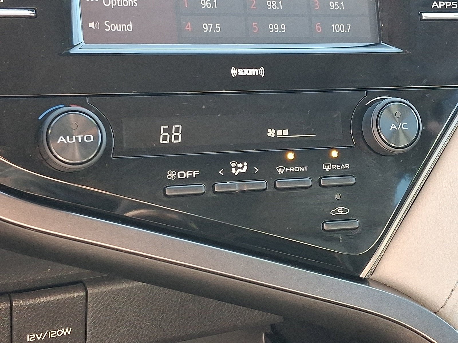 Used 2020 Toyota Camry SE w/ Blackout Package FWD image 17