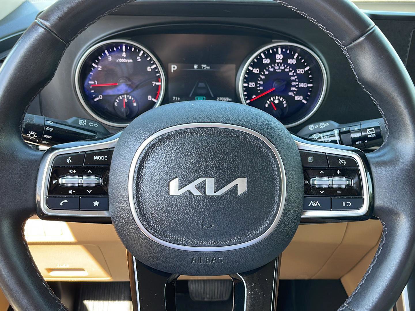Used 2024 Kia Carnival LX FWD image 12