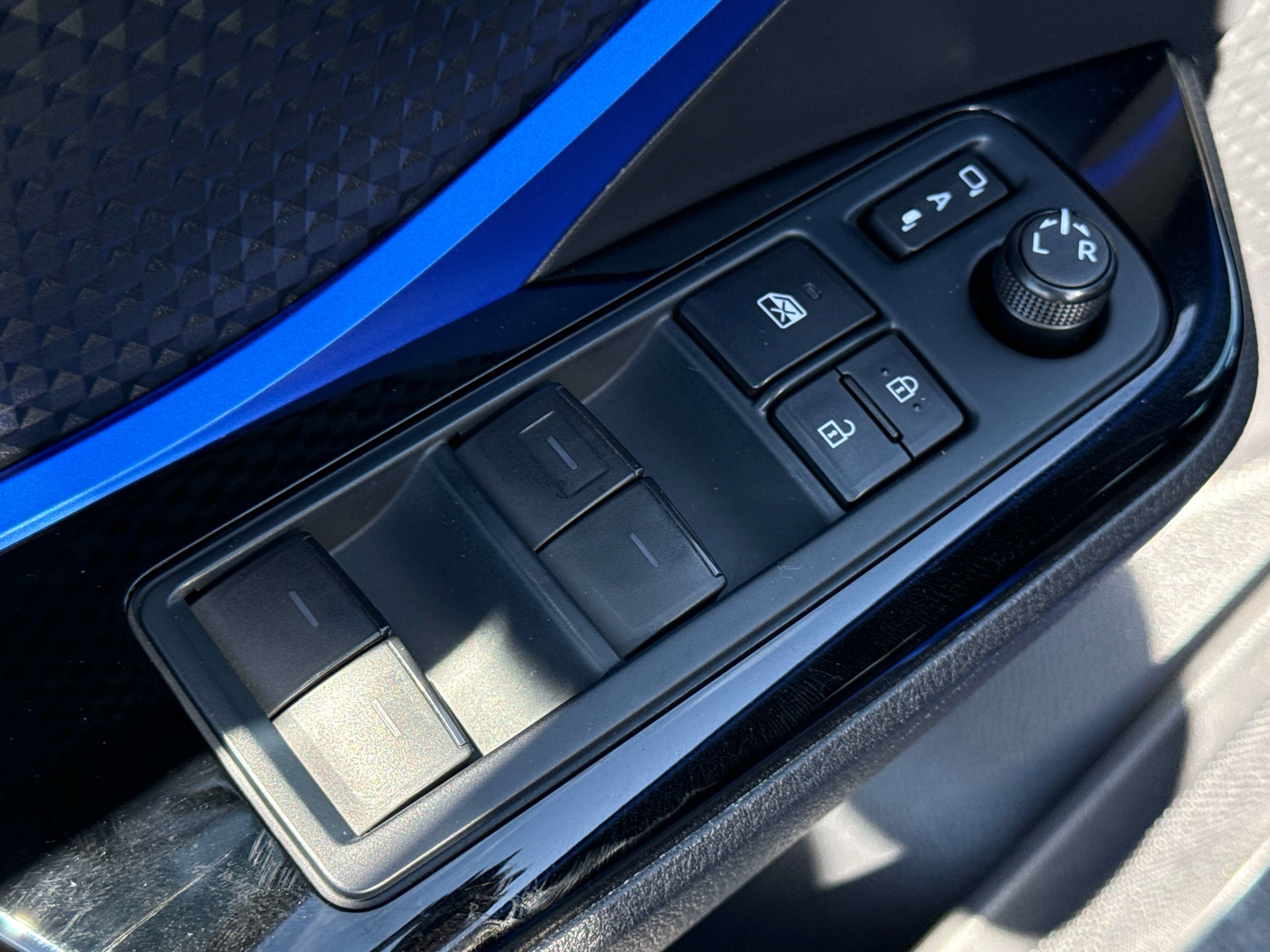 Used 2022 Toyota C-HR XLE FWD image 25