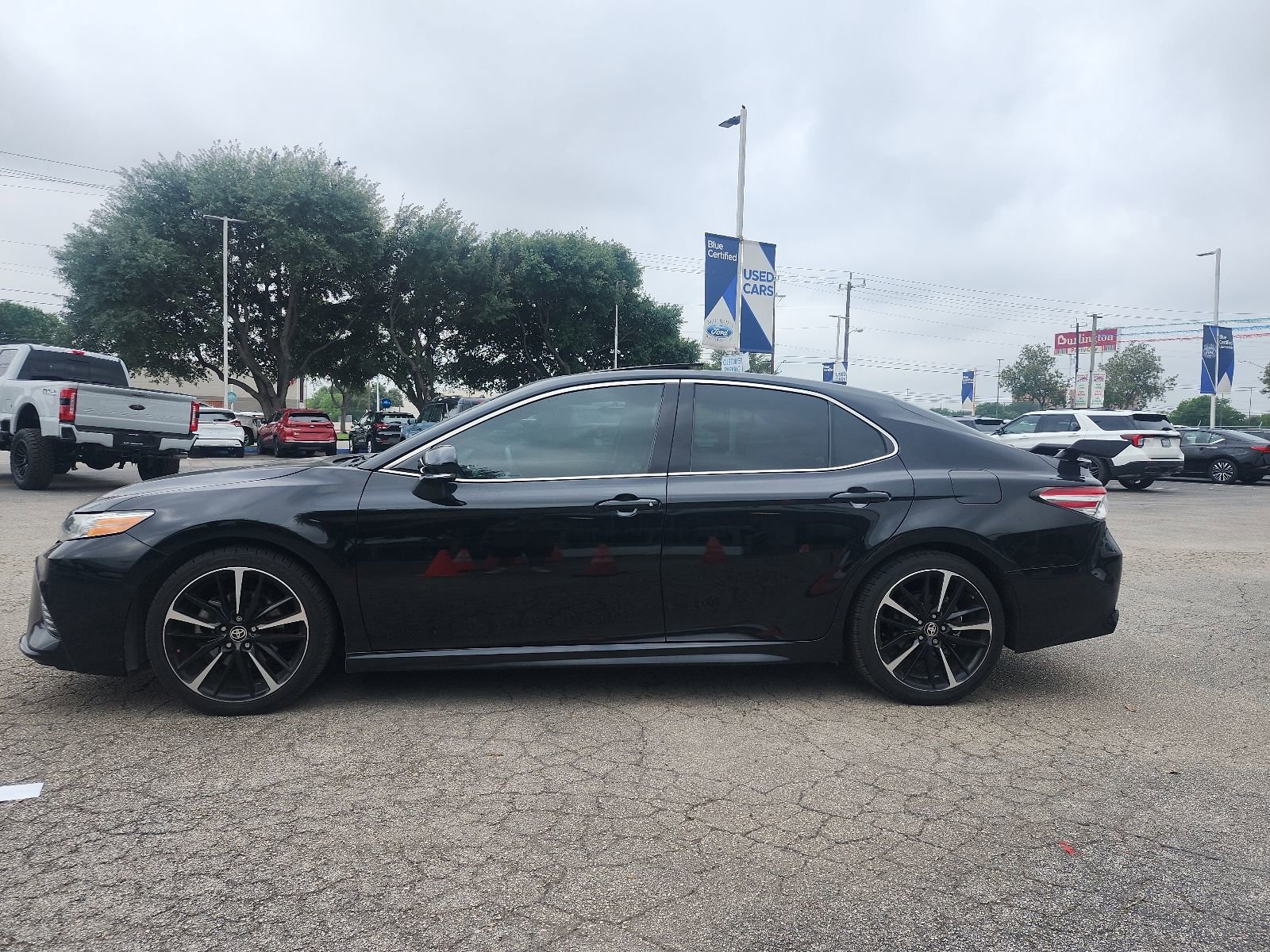 Used 2020 Toyota Camry XSE FWD image 6