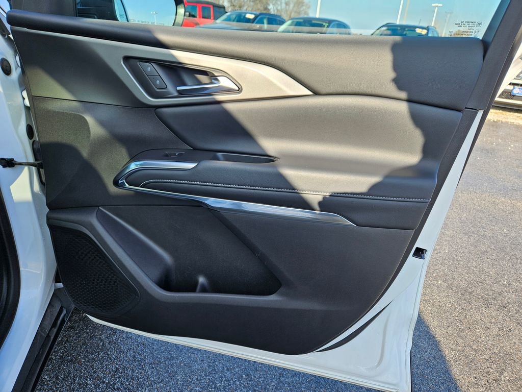 Used 2025 Chevrolet Traverse LT w/ Sun and Wheel Package image 36