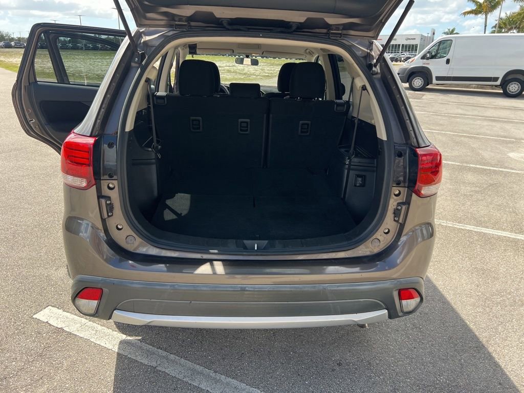 Used 2017 Mitsubishi Outlander SE image 27