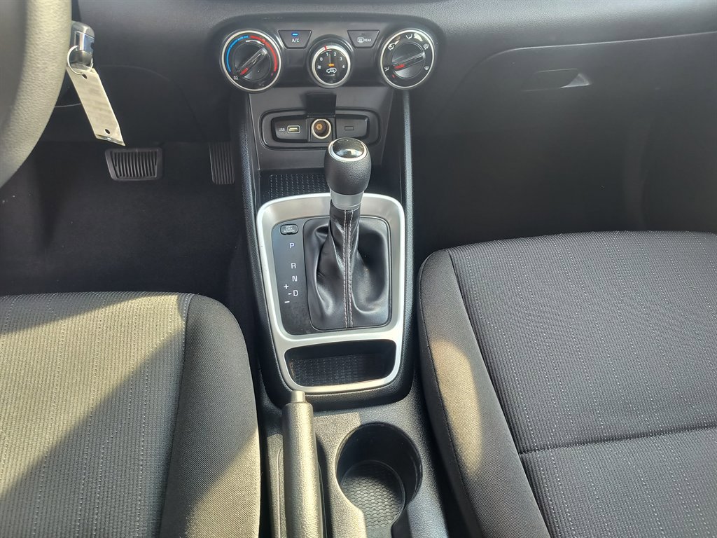 Used 2022 Hyundai Venue SE image 18