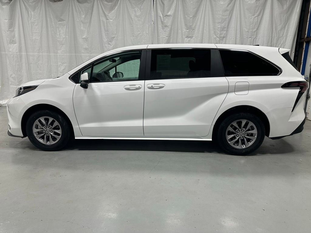 Used 2025 Toyota Sienna LE FWD image 4