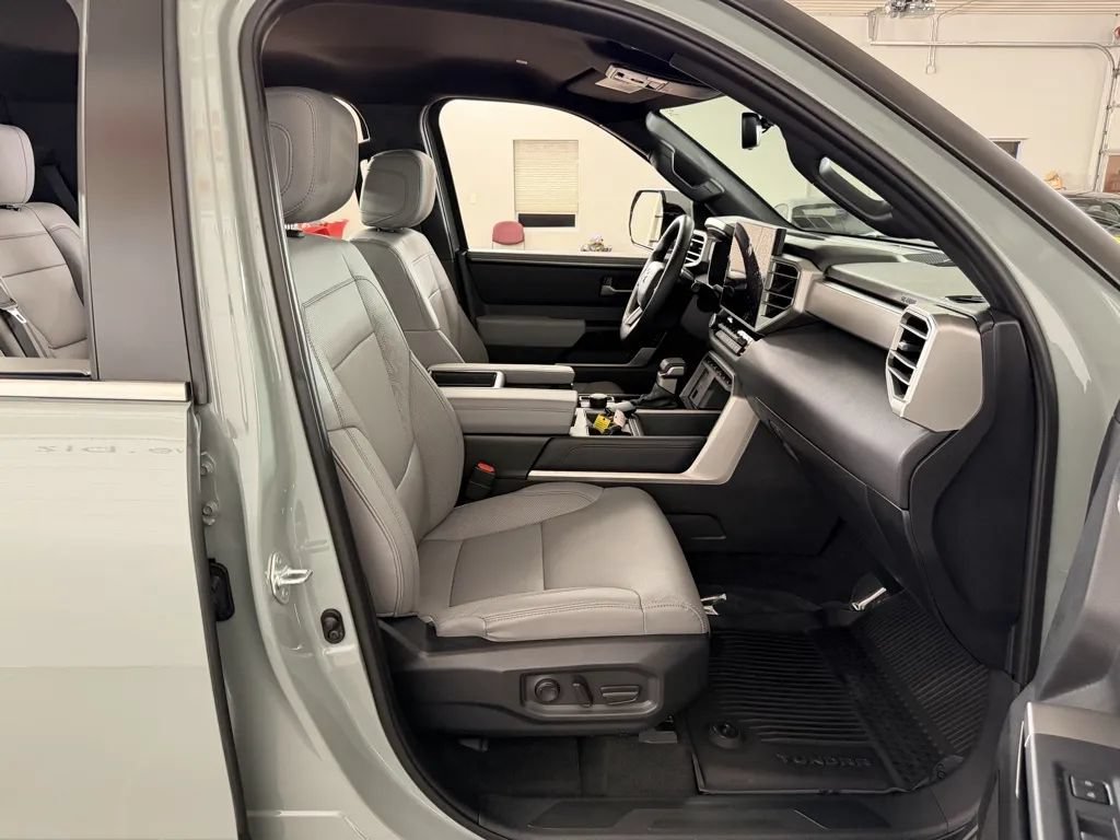 Used 2025 Toyota Tundra Limited AWD/4WD image 38