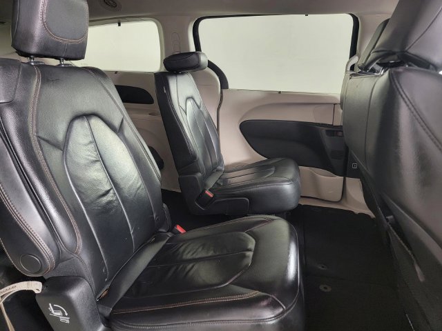 Used 2017 Chrysler Pacifica Touring-L FWD image 17