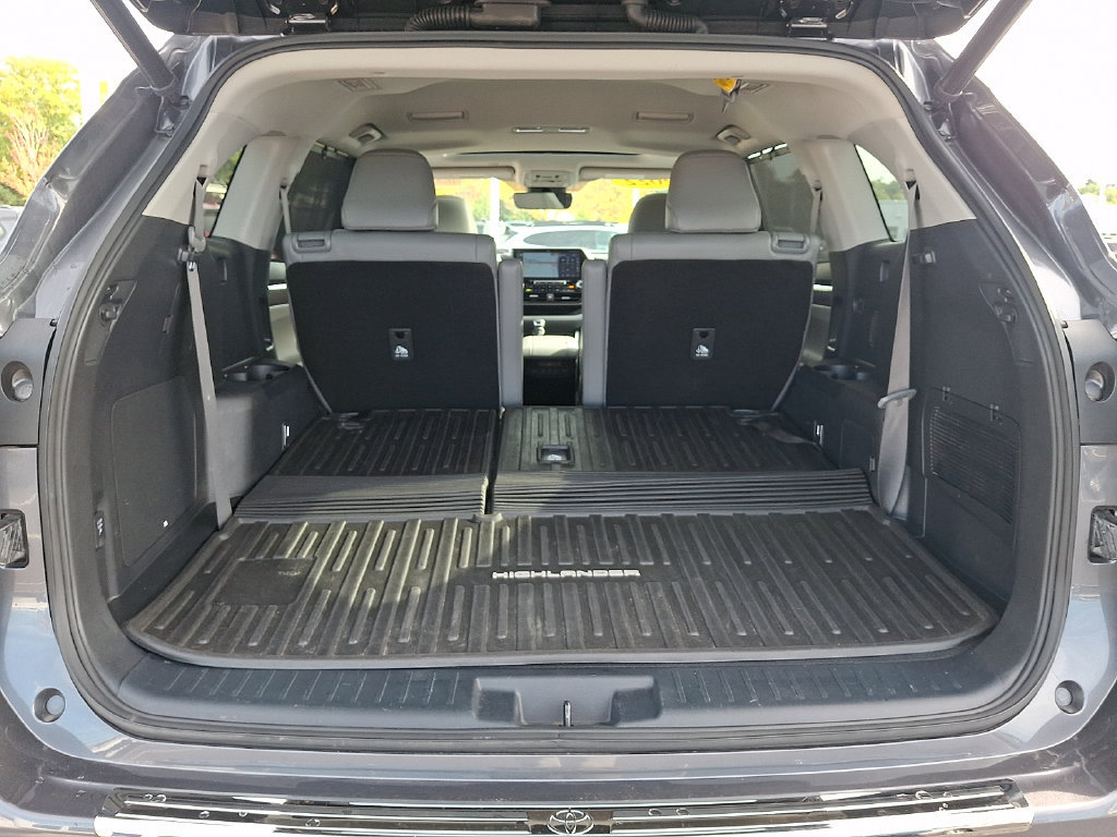 Certified 2022 Toyota Highlander Limited AWD/4WD image 39