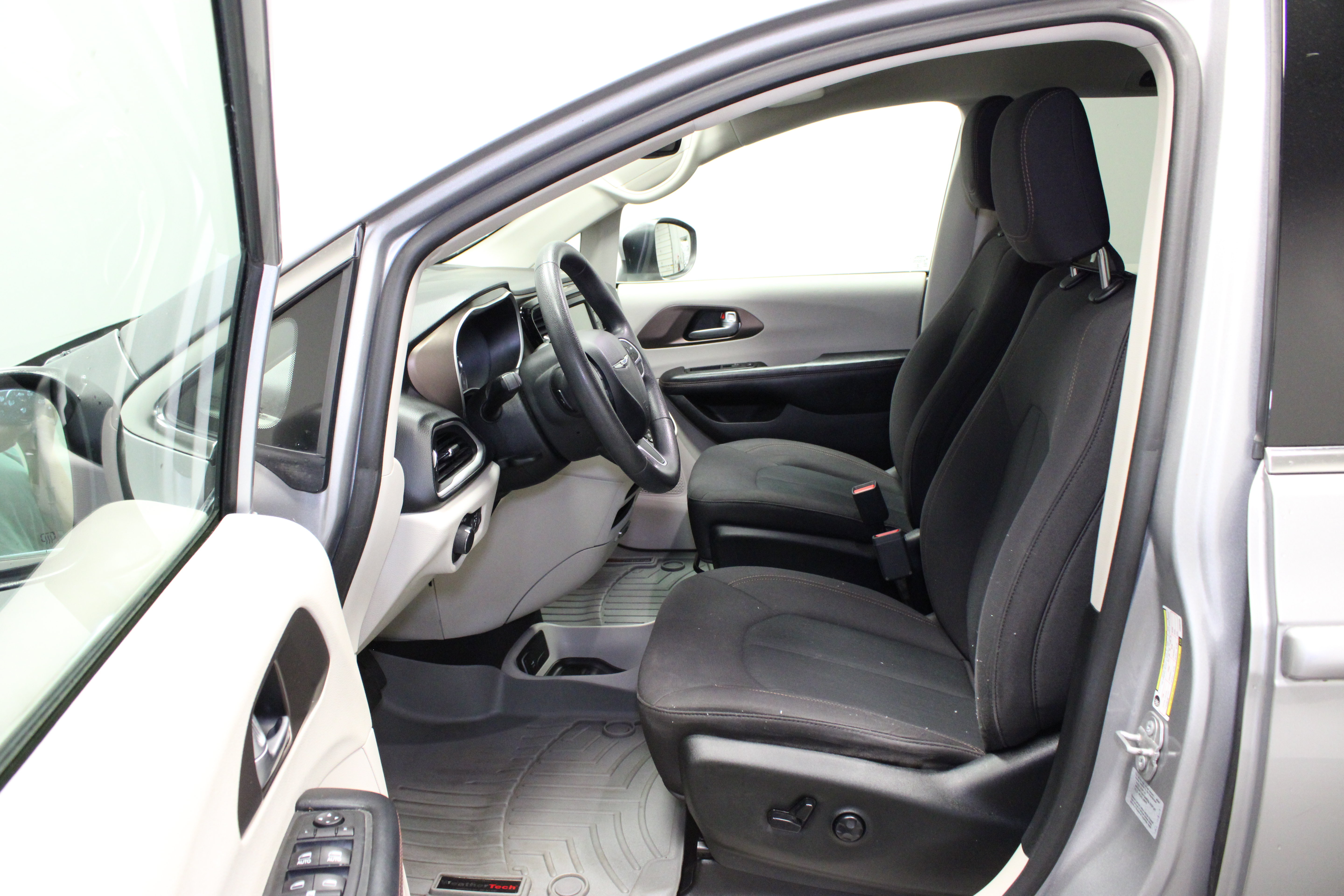 Used 2017 Chrysler Pacifica LX FWD image 17