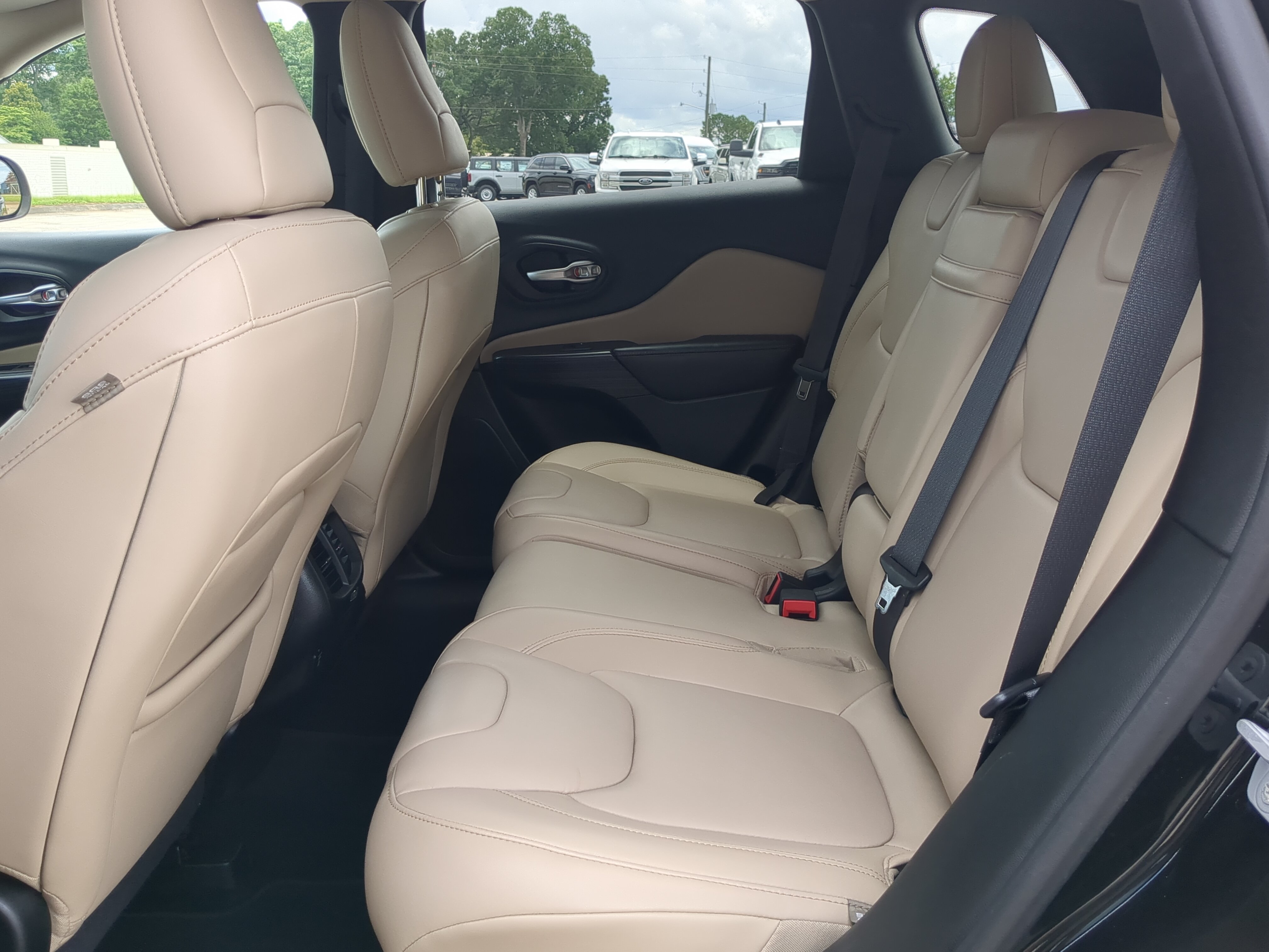 Used 2015 Jeep Cherokee Limited FWD image 12
