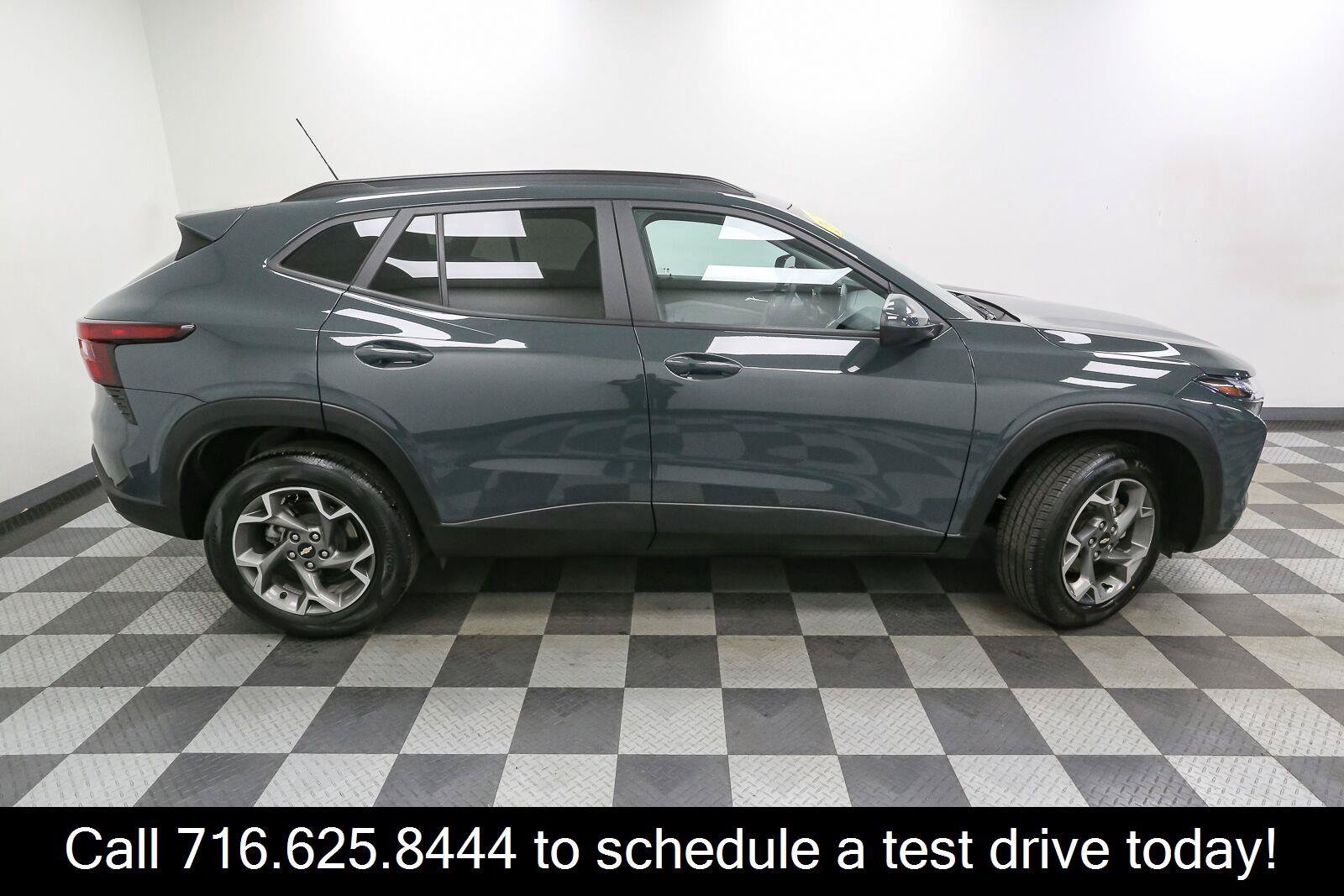 Used 2025 Chevrolet Trax LT FWD image 7