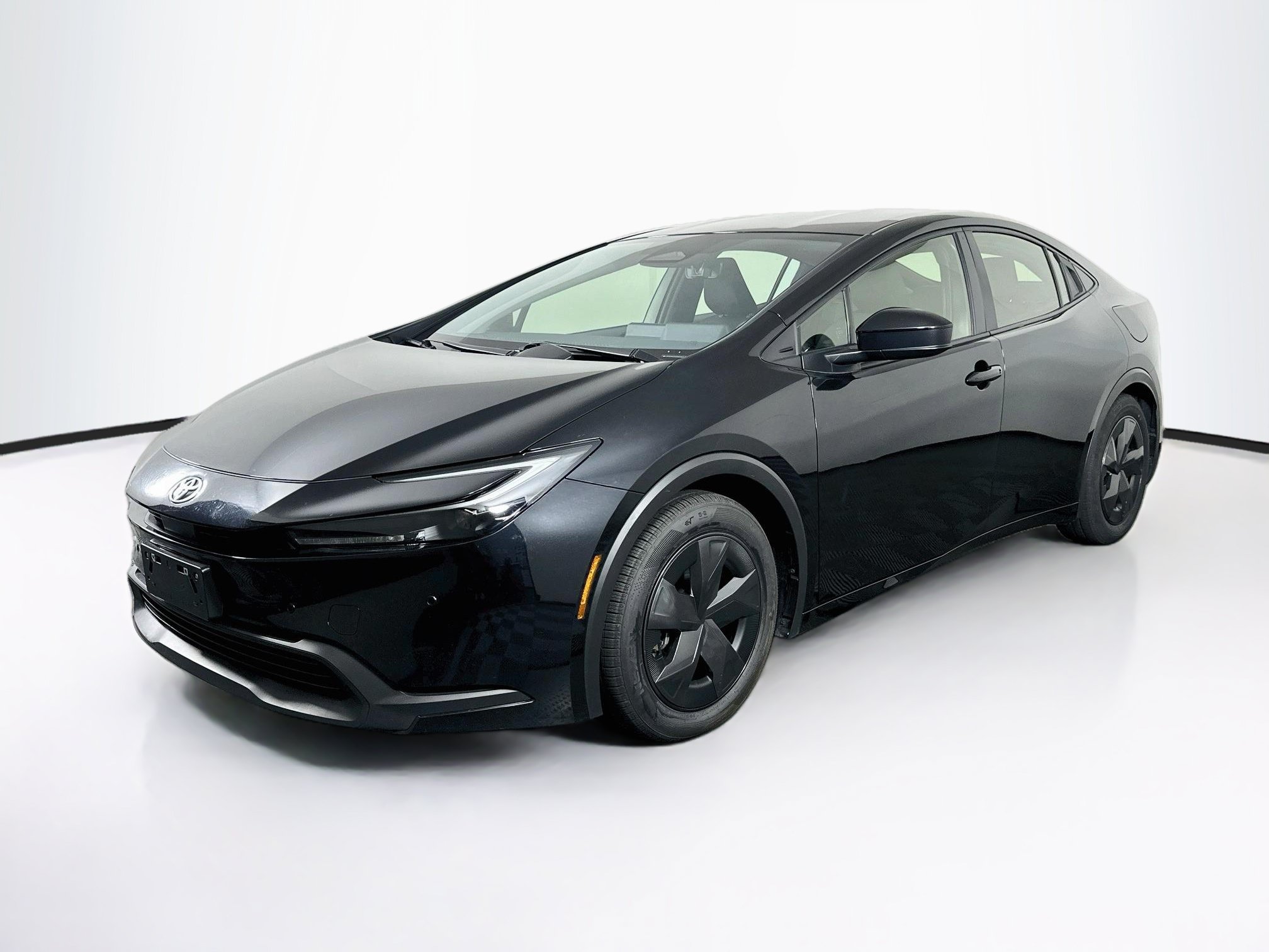 Used 2025 Toyota Prius LE FWD image 3