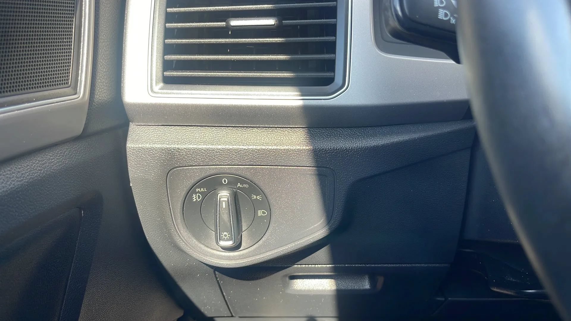 Used 2019 Volkswagen Atlas SE w/ Panoramic Sunroof Package FWD image 14