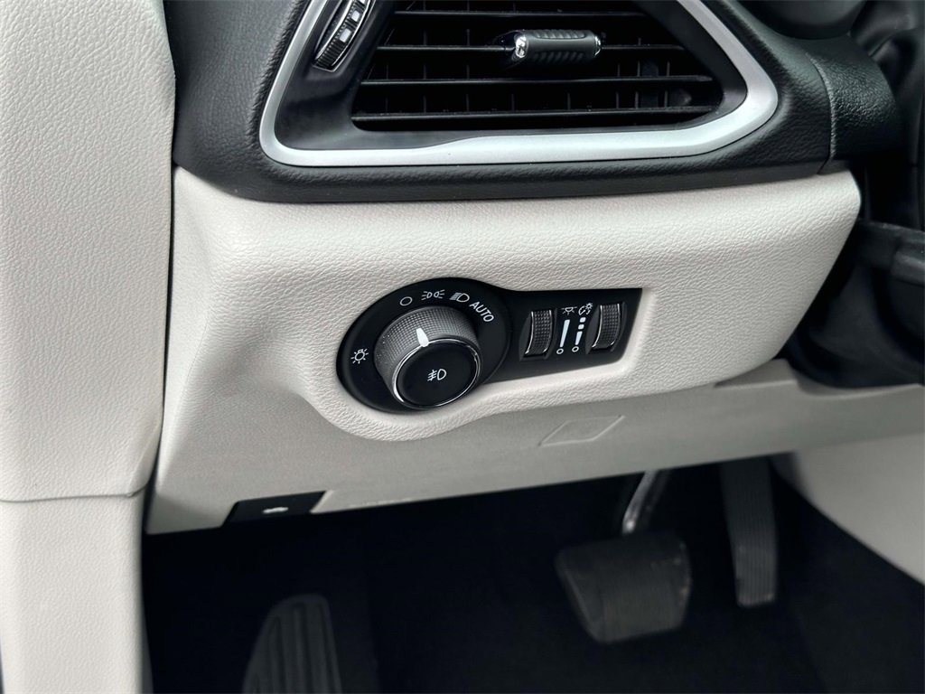 Used 2024 Chrysler Pacifica Touring-L image 19