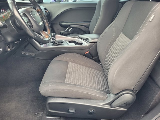 Used 2019 Dodge Challenger SXT w/ Driver Convenience Group AWD/4WD image 17