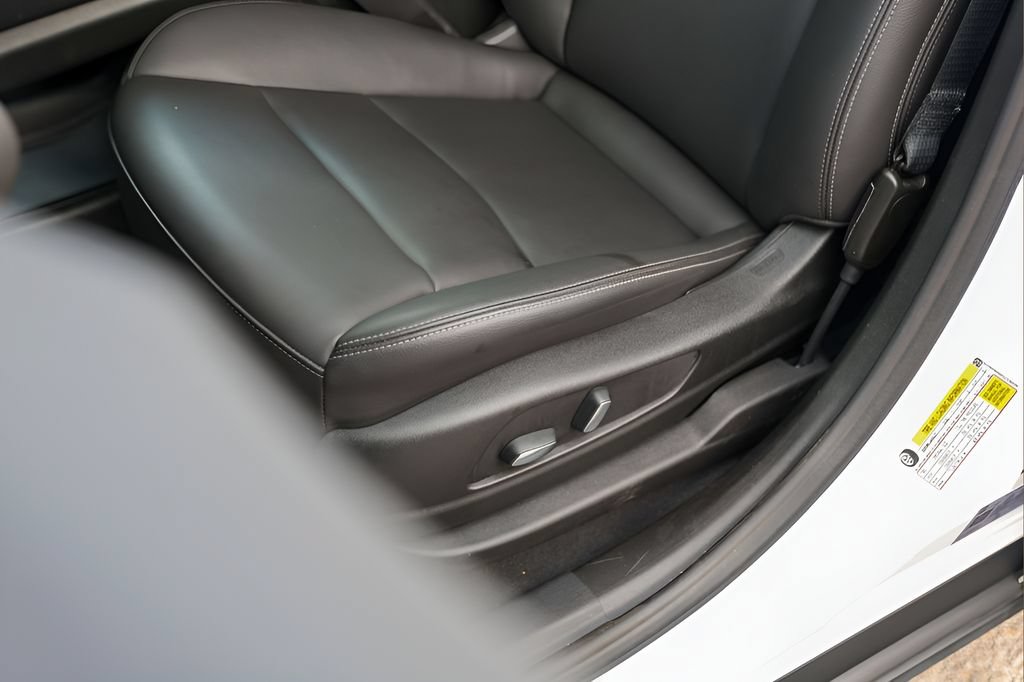 Used 2025 Cadillac XT6 Luxury w/ LPO, Bronce Accent Package FWD image 8