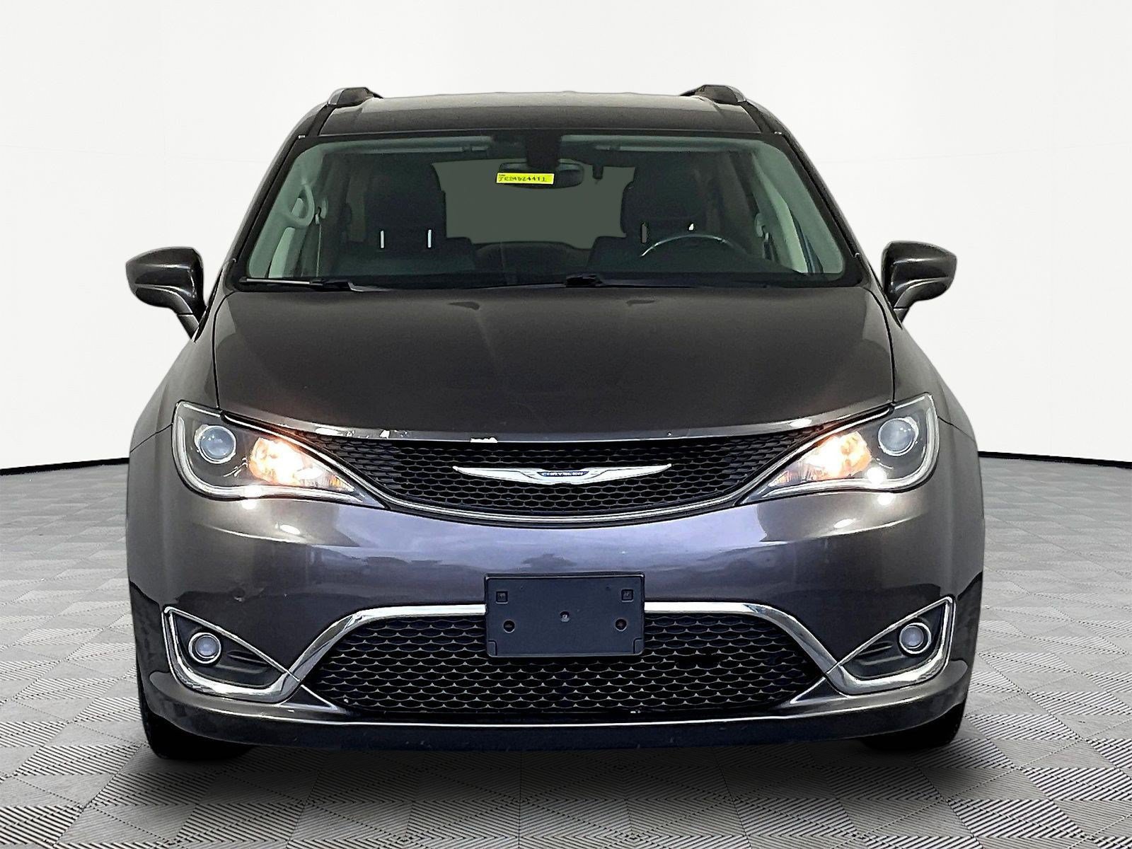Used 2018 Chrysler Pacifica Touring-L Plus FWD image 2