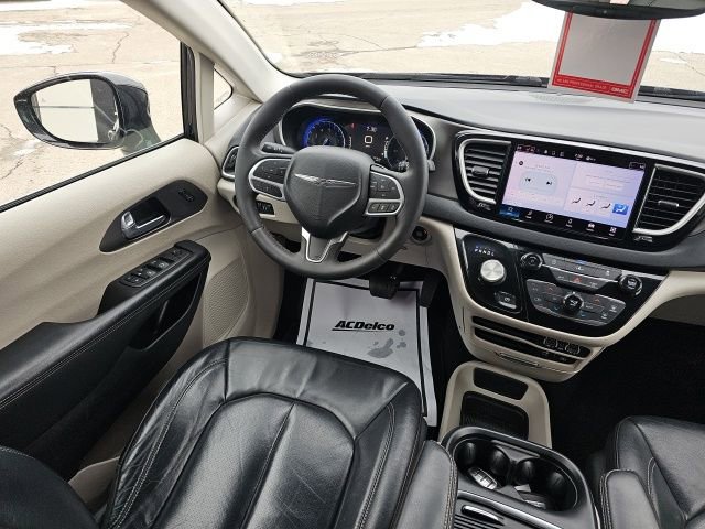Used 2022 Chrysler Pacifica Touring-L image 28