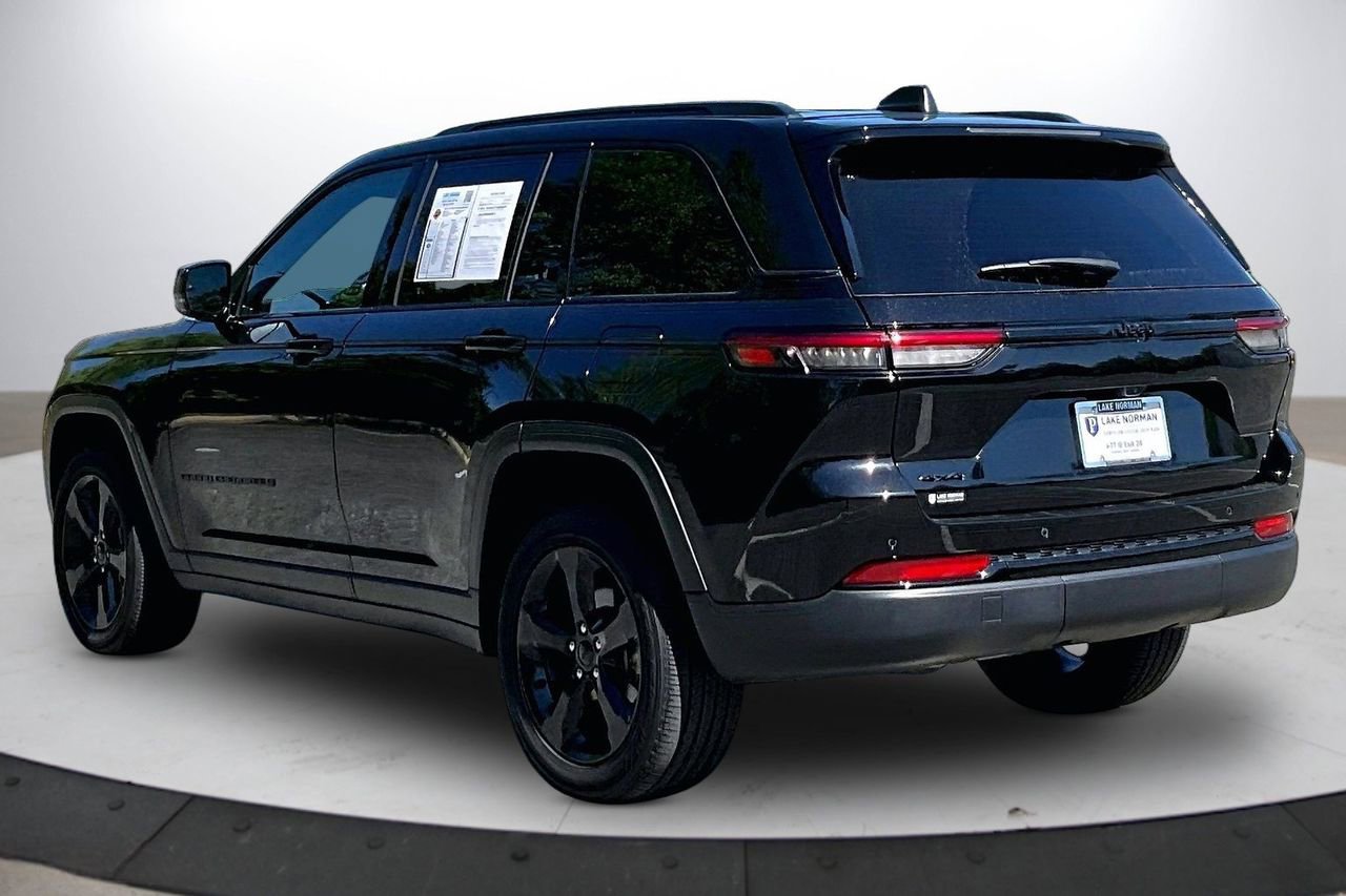 Used 2023 Jeep Grand Cherokee Altitude AWD/4WD image 7