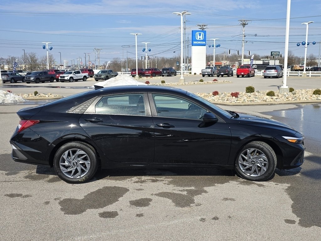 Used 2025 Hyundai Elantra Blue image 15