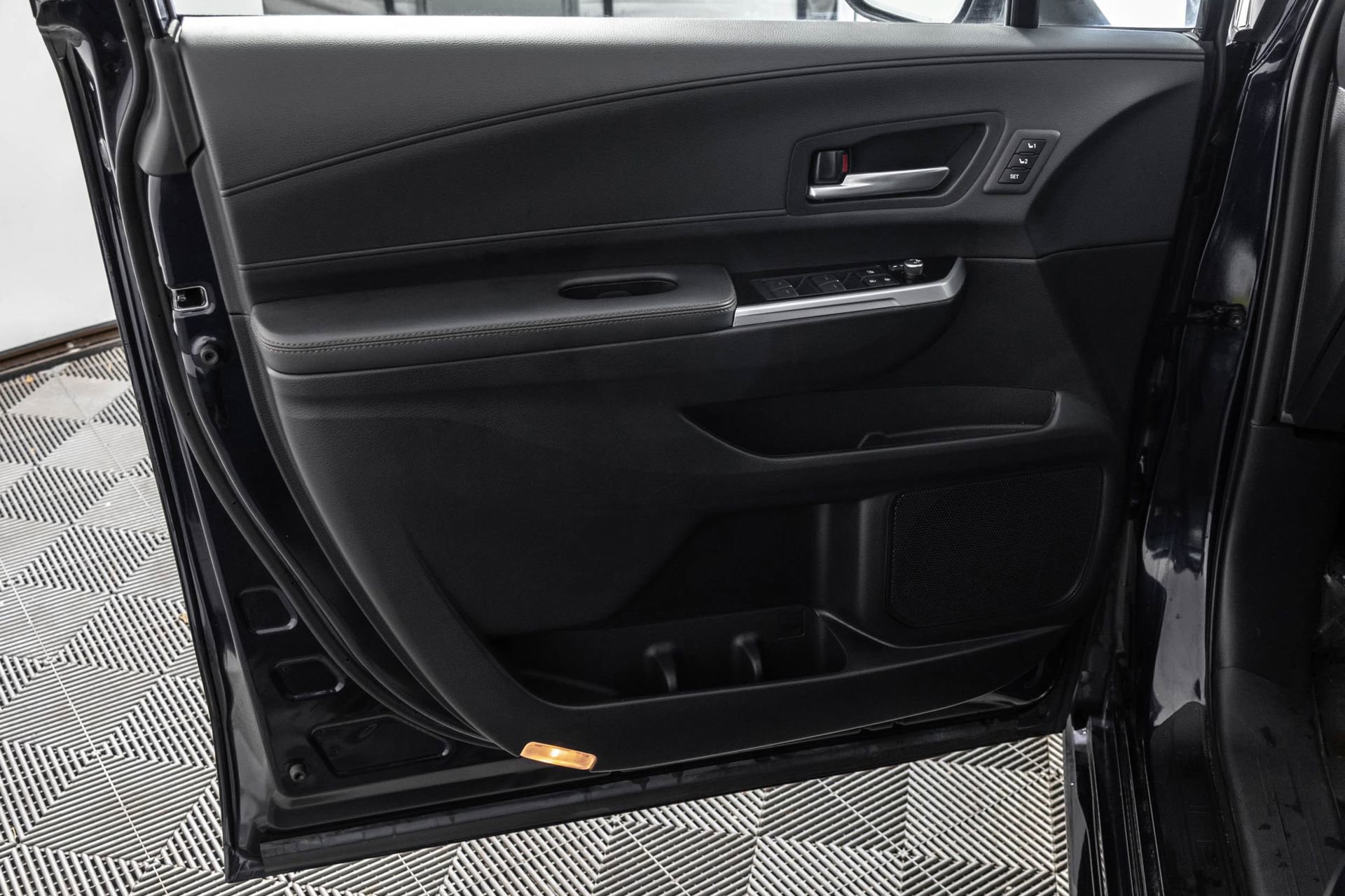 Used 2025 Toyota Sienna Platinum AWD/4WD image 36
