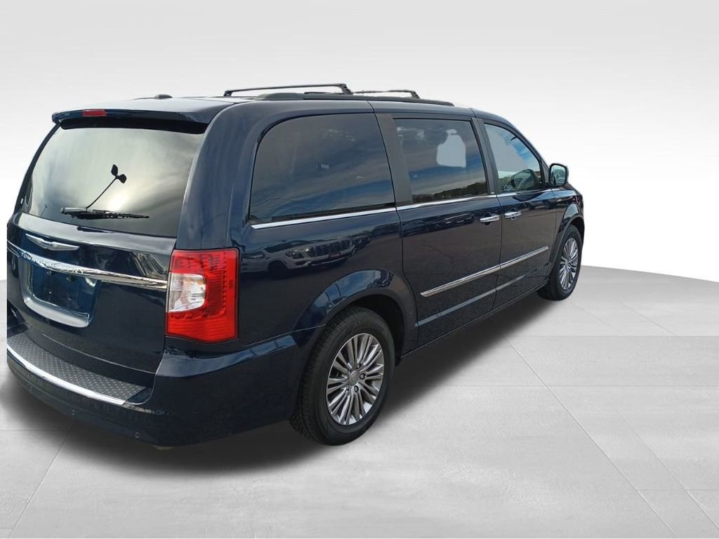 Used 2014 Chrysler Town & Country Touring-L w/ Driver Convenience Group image 5