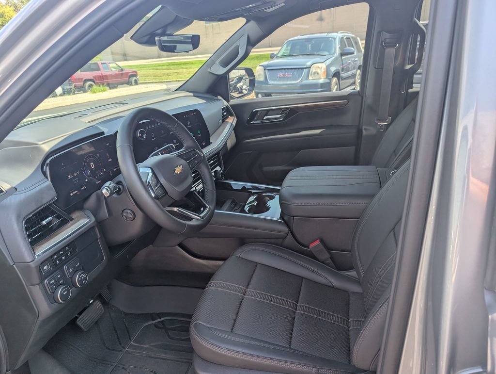 Used 2025 Chevrolet Suburban High Country AWD/4WD image 13