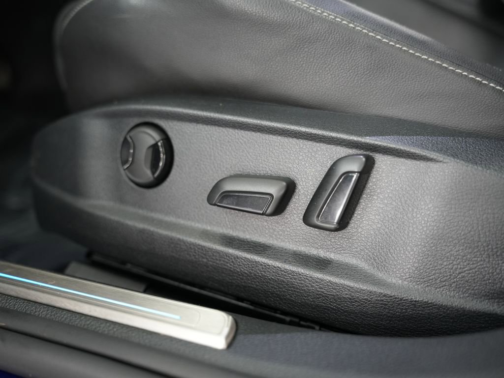 Used 2015 Volkswagen Golf R 4-Door AWD/4WD image 42