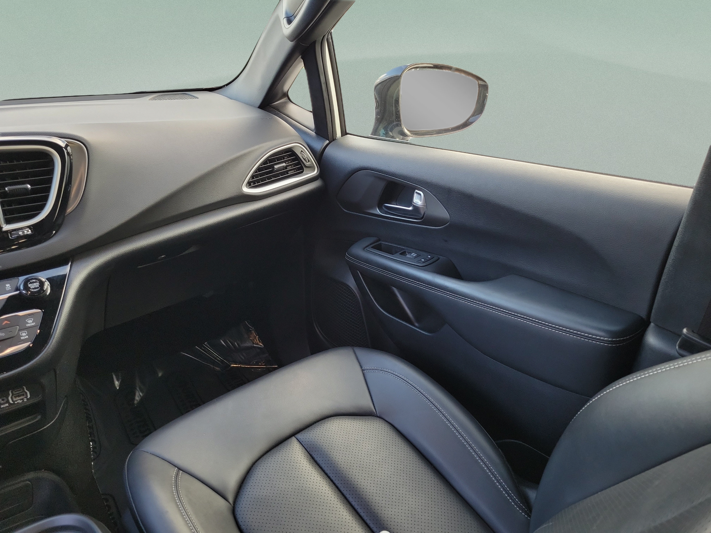Used 2025 Chrysler Pacifica Select FWD image 14