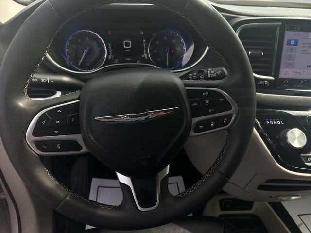 Used 2024 Chrysler Pacifica Touring-L FWD image 12