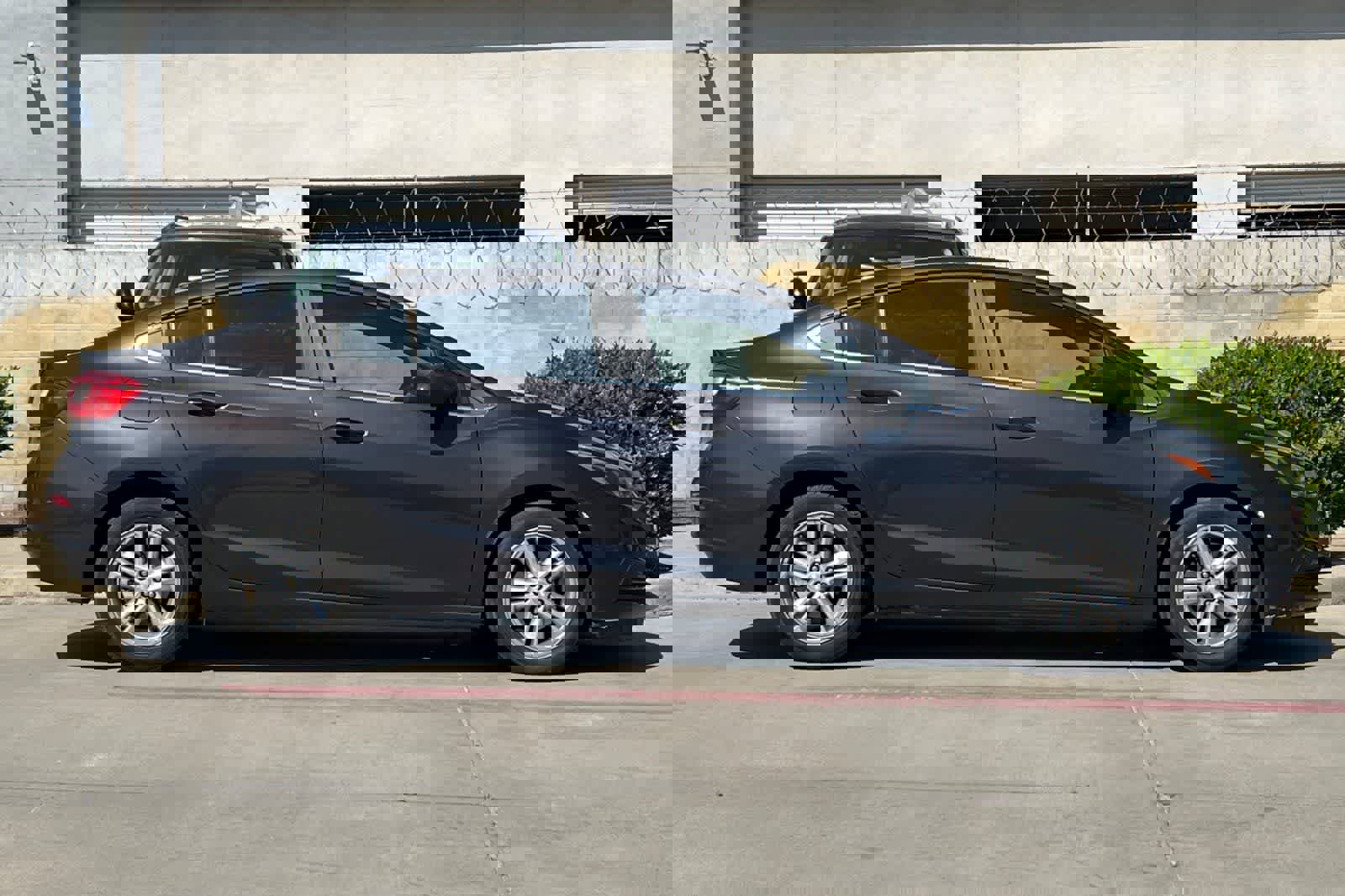 Used 2017 Chevrolet Cruze LT image 9