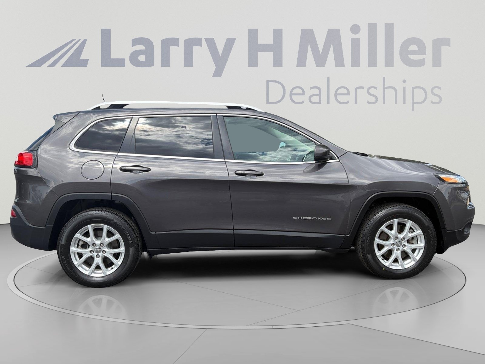 Used 2018 Jeep Cherokee Latitude Plus w/ Cold Weather Group AWD/4WD image 6
