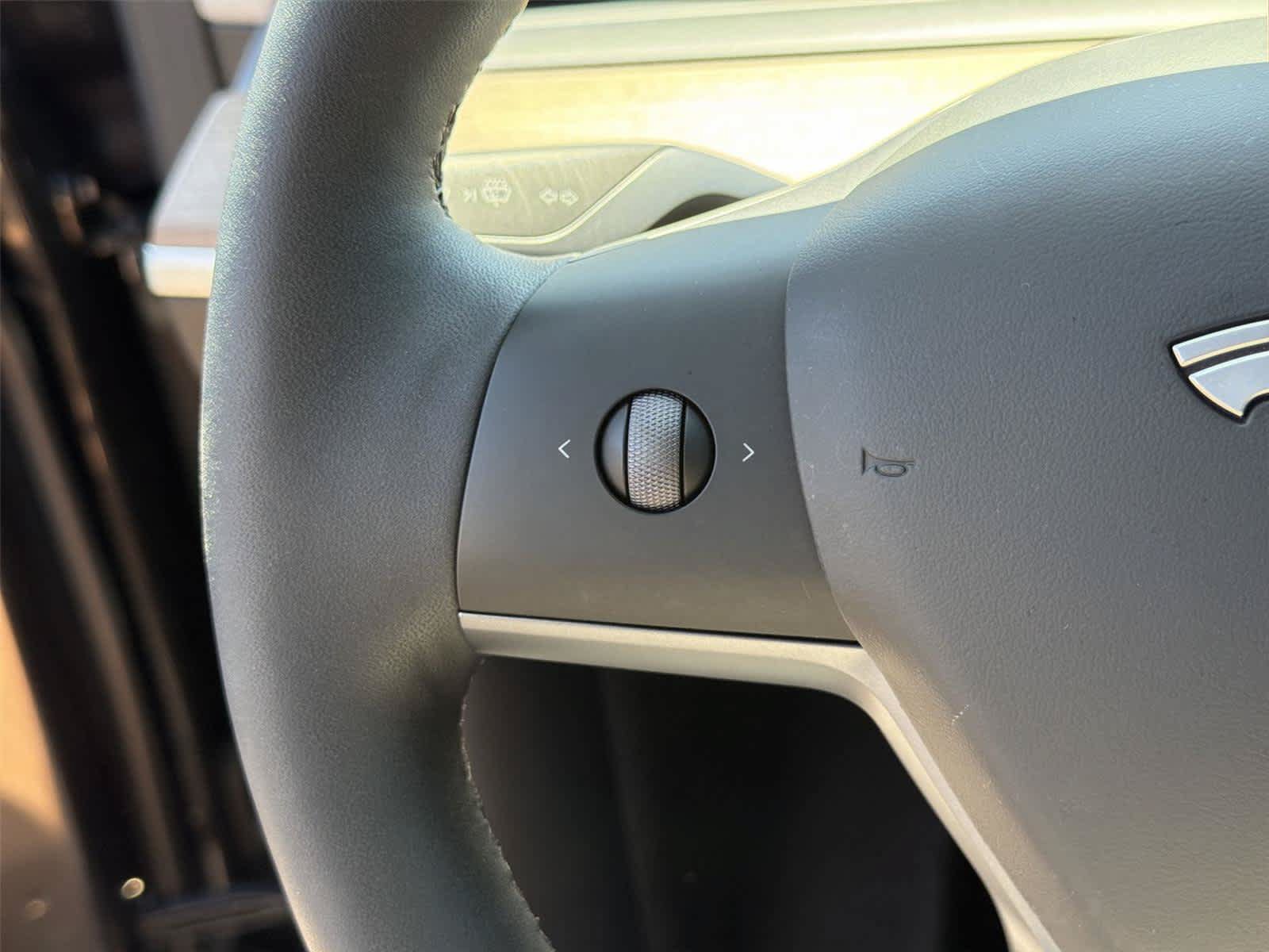 Used 2025 Tesla Model Y Long Range AWD/4WD image 34