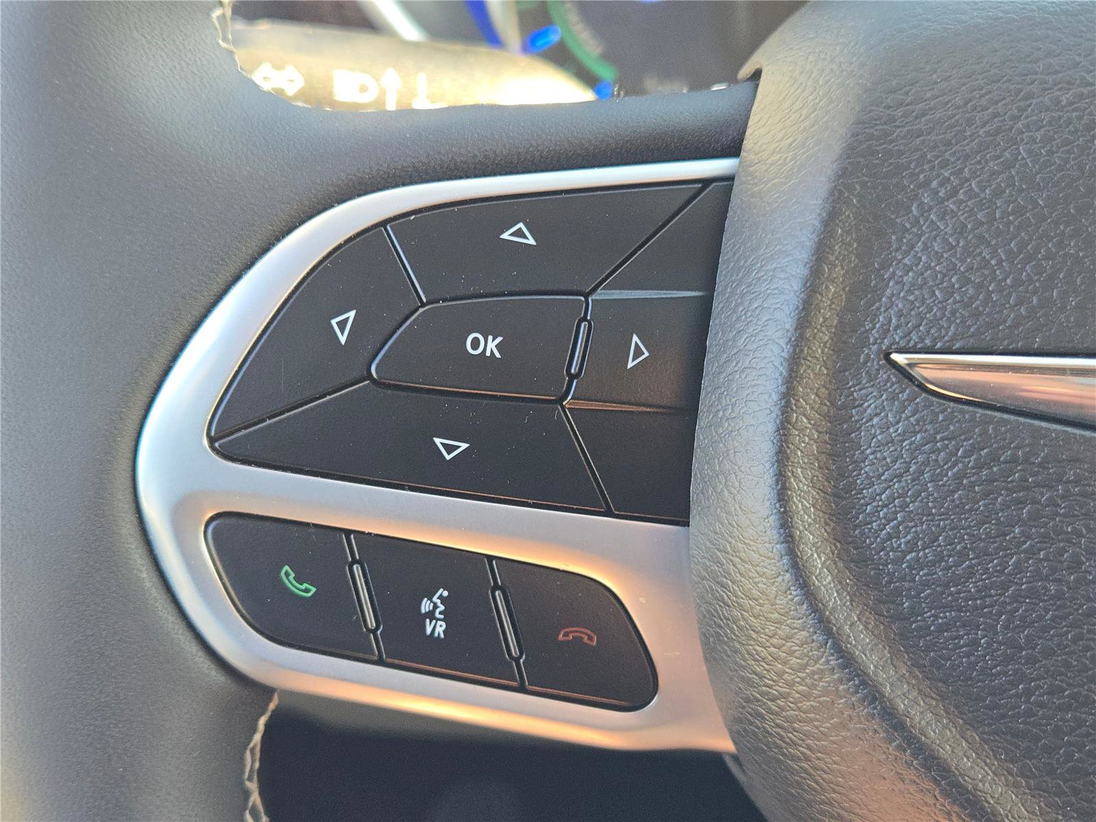 Used 2023 Chrysler Pacifica Limited w/ Uconnect Theater Family Group image 35