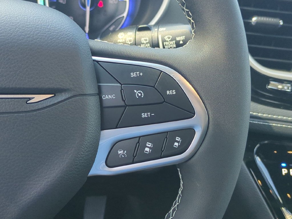 New 2027 Chrysler Pacifica Select FWD image 17