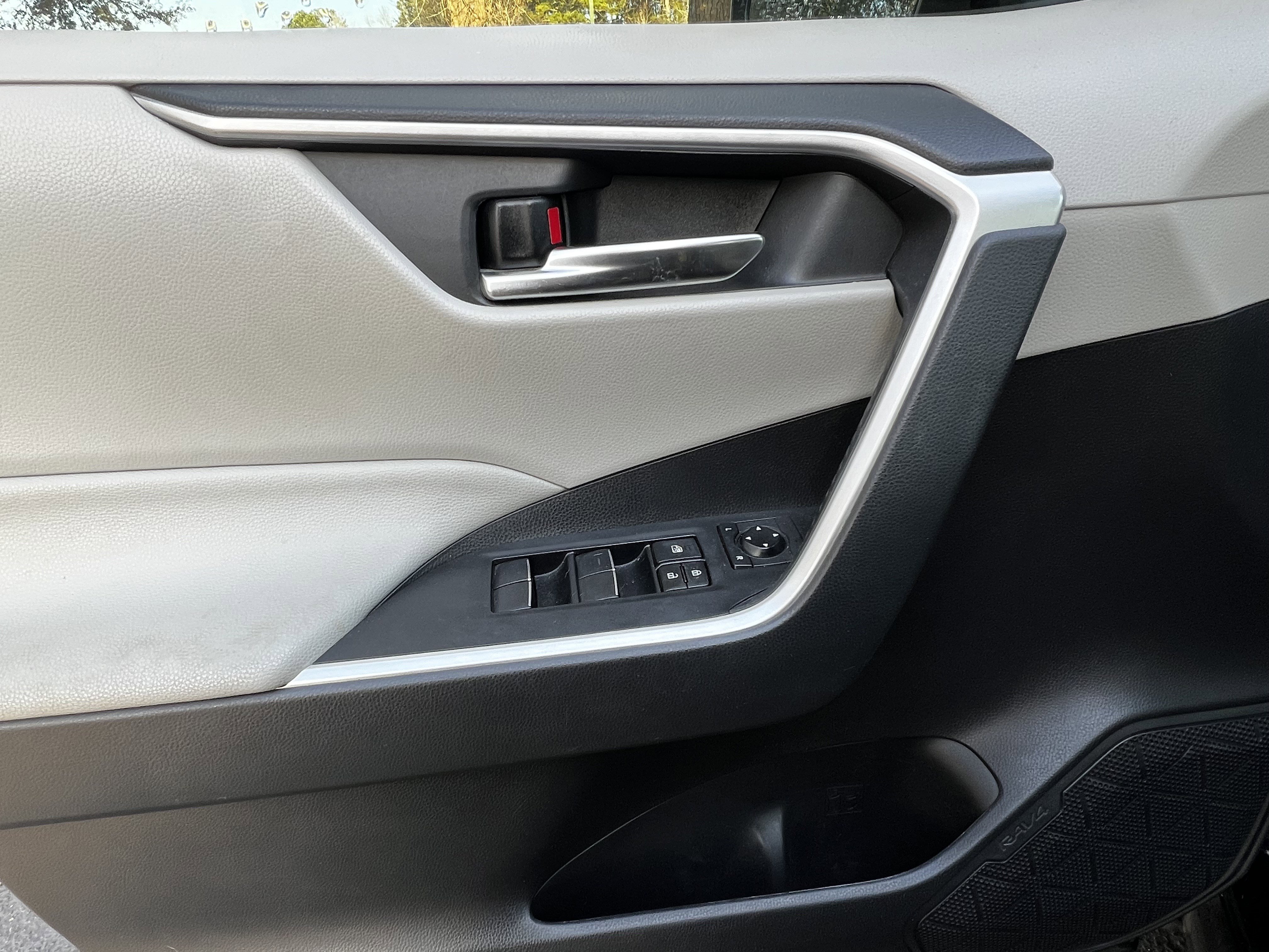 Used 2020 Toyota RAV4 XLE Premium image 13