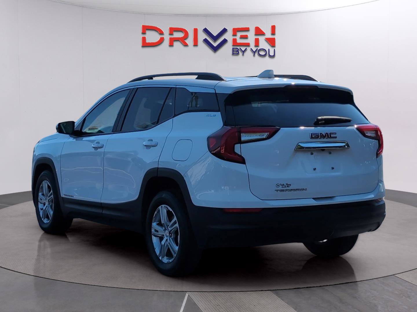 Used 2022 GMC Terrain SLE w/ Driver Convenience Package FWD image 3