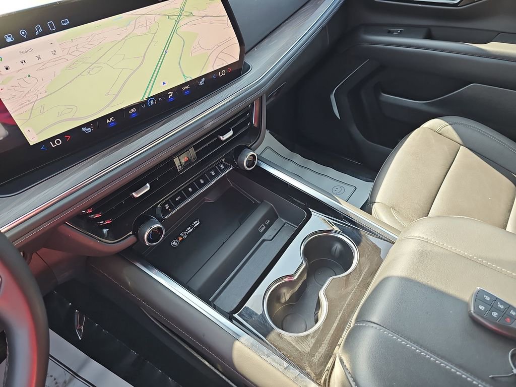 Used 2025 Chevrolet Suburban Z71 image 30