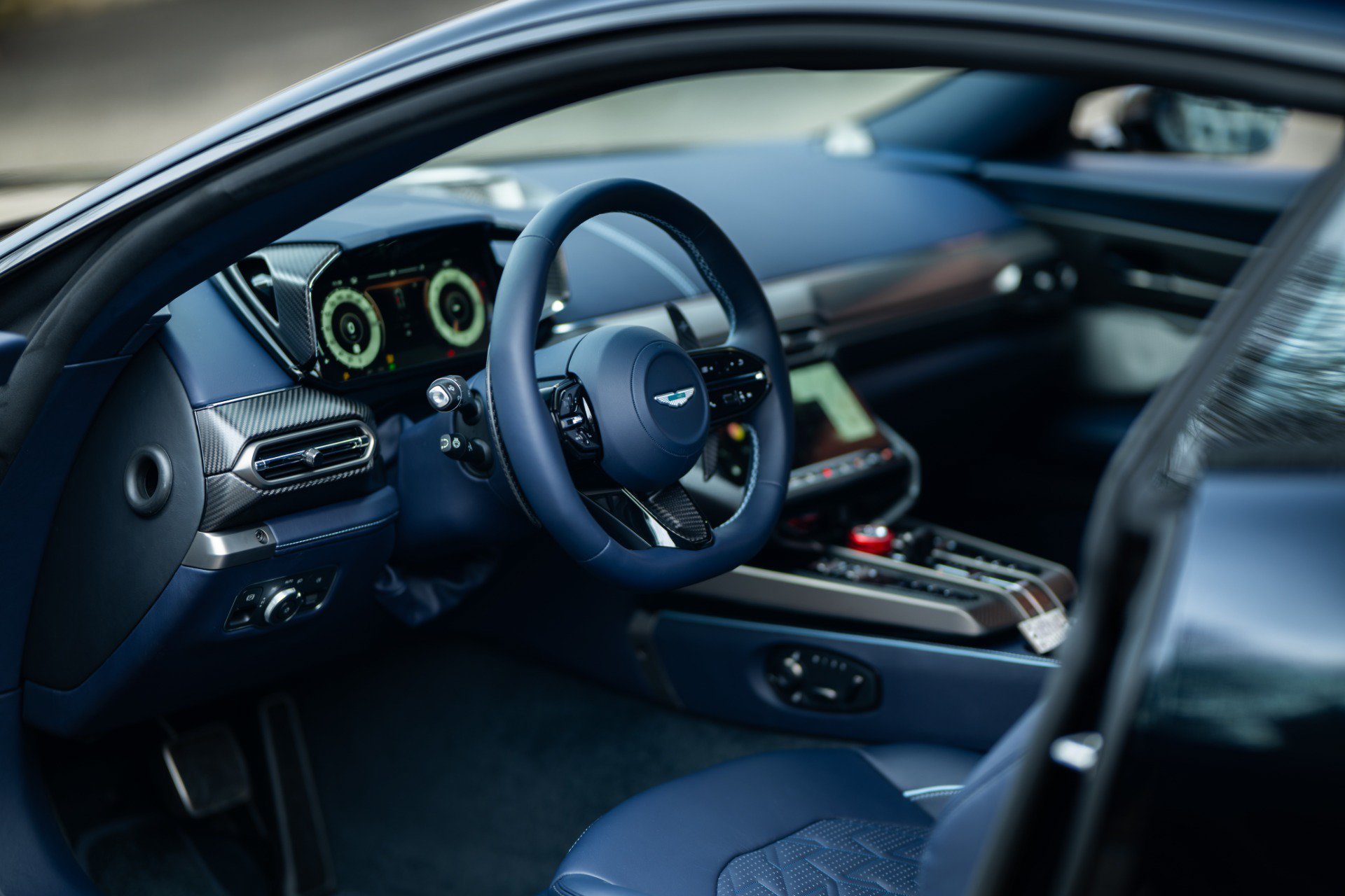 Used 2025 Aston Martin Vanquish RWD image 42