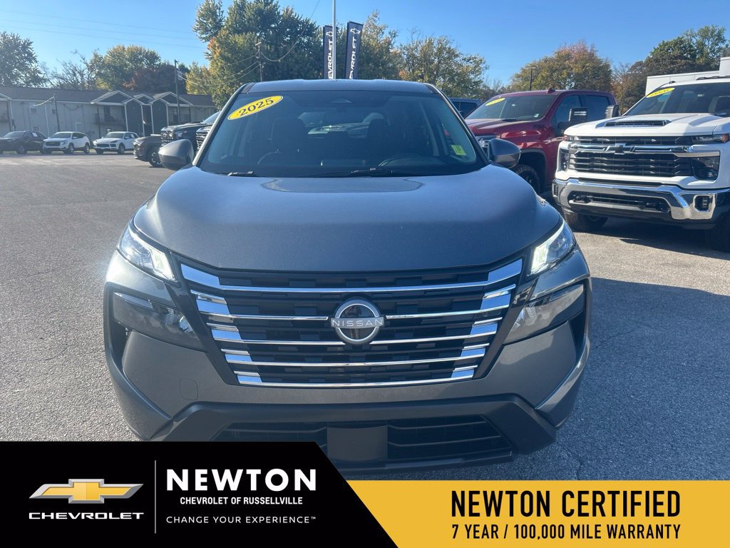 Used 2025 Nissan Rogue SV FWD image 2