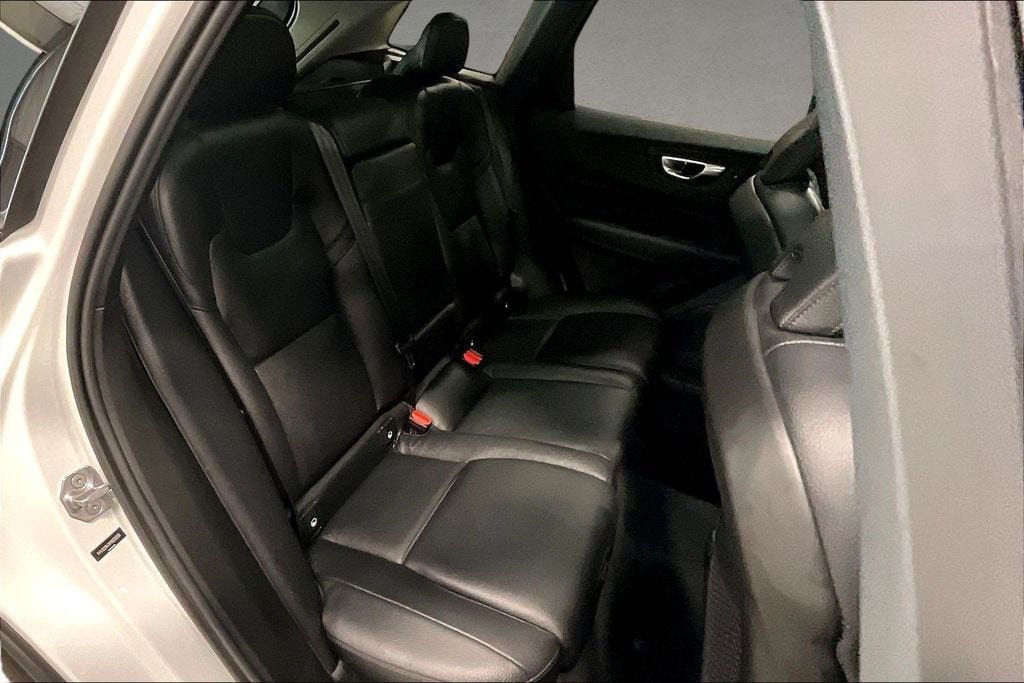 Used 2021 Volvo XC60 T5 Momentum w/ Premium Package AWD/4WD image 26
