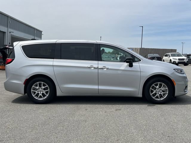 Used 2024 Chrysler Pacifica Touring-L image 39