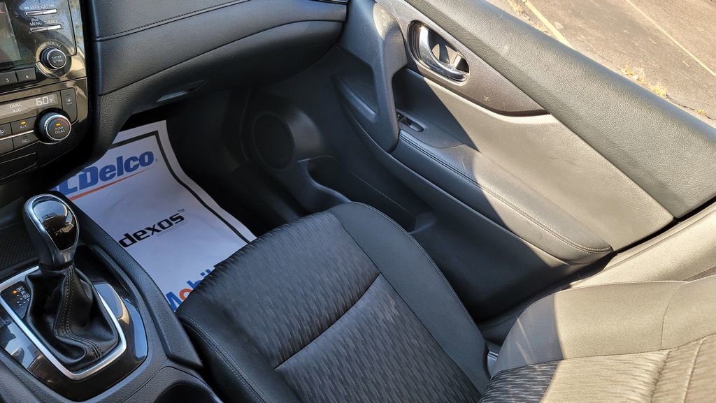 Used 2017 Nissan Rogue SV image 23