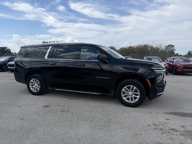 Used 2025 Chevrolet Suburban LT RWD image 2